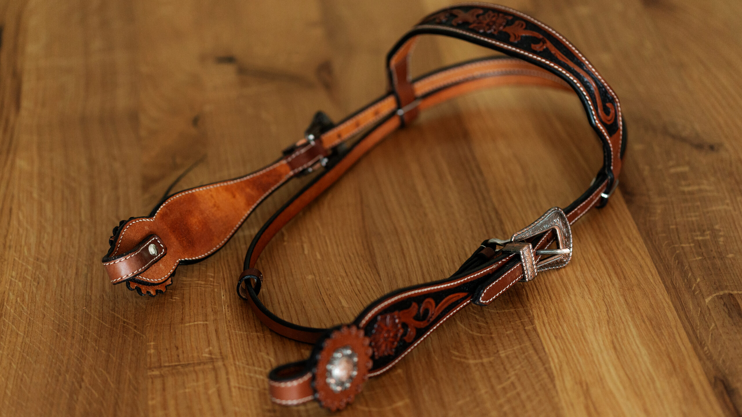 EE Tack Kopfstück Show Shaped Stirnband & Cheeks Two Tone Mittel